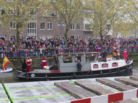 906675 Afbeelding van de stoomboot 'SPANJE' met Sinterklaas aan boord, op de Stadsbuitengracht bij Nieuwekade te ...